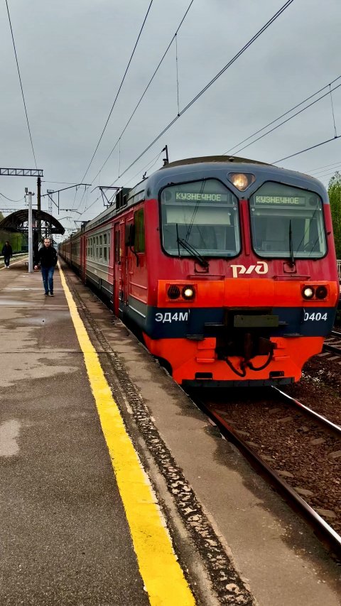 ЭД4М 0404 сообщением Санкт-Петербург - Кузнечное отправляется от станции Капитолово