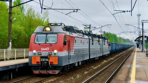 3ЭС4К-034 "Дончак" с грузовым поездом следует через станцию Капитолово