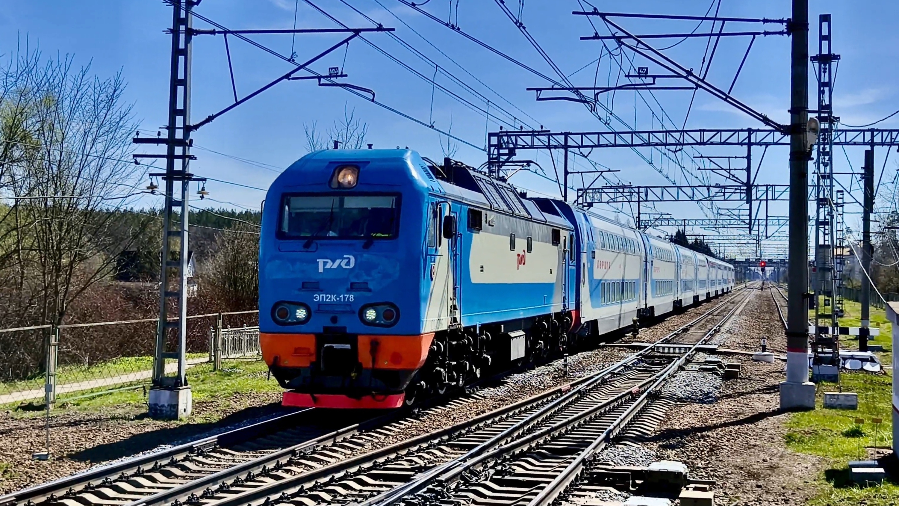 ЭП2К-178 с поездом "Аврора" Москва - Санкт-Петербург, следует через станцию Ушаки.