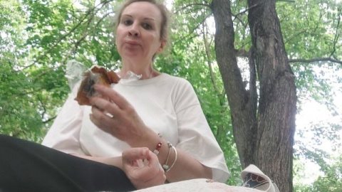 Ем мороженку