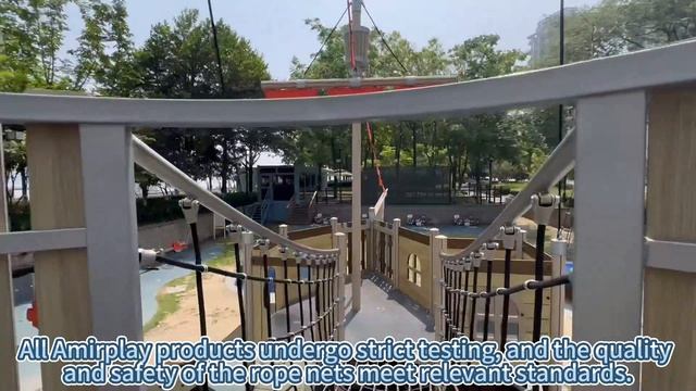 Отличная детская площадка на открытом воздухе с увлекательными веревочными трассами!