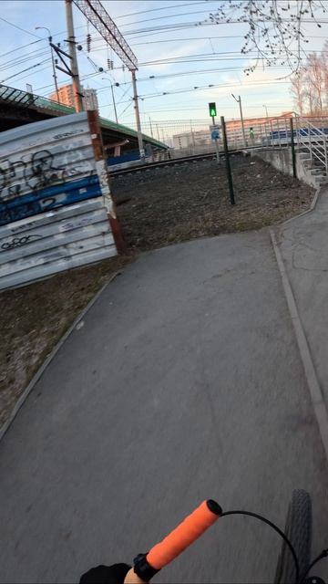 Красивый закатный свет на опорах моста #велопоездка #велосипед #Тюмень