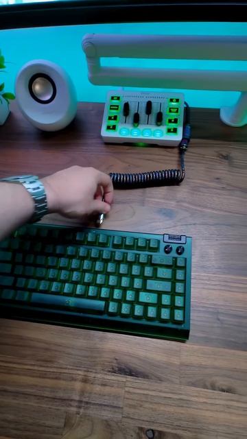 Today we are showcasing the new Phantom Green Collection! 🐍Blackwidow V4, Firefly V2