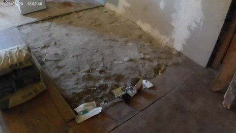 Залил бетоном пол.