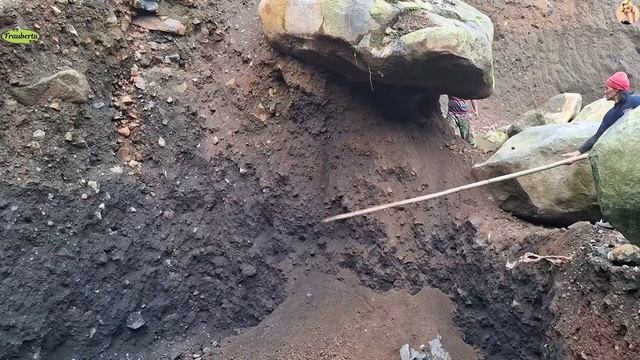 Строительство, шахтёры скидывают большой камень со стен карьера