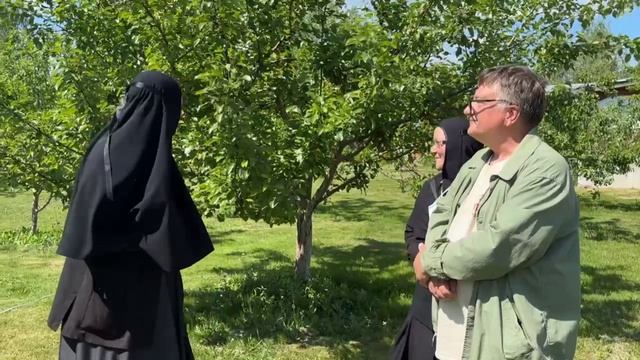 В монастырском саду