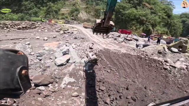 Строительство, экскаватор копает песок