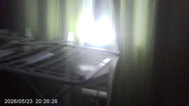 Светодиодный фонарик SOLAR вечером светит дневным зарядом