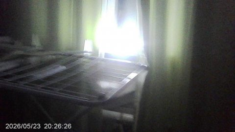 Светодиодный фонарик SOLAR вечером светит дневным зарядом