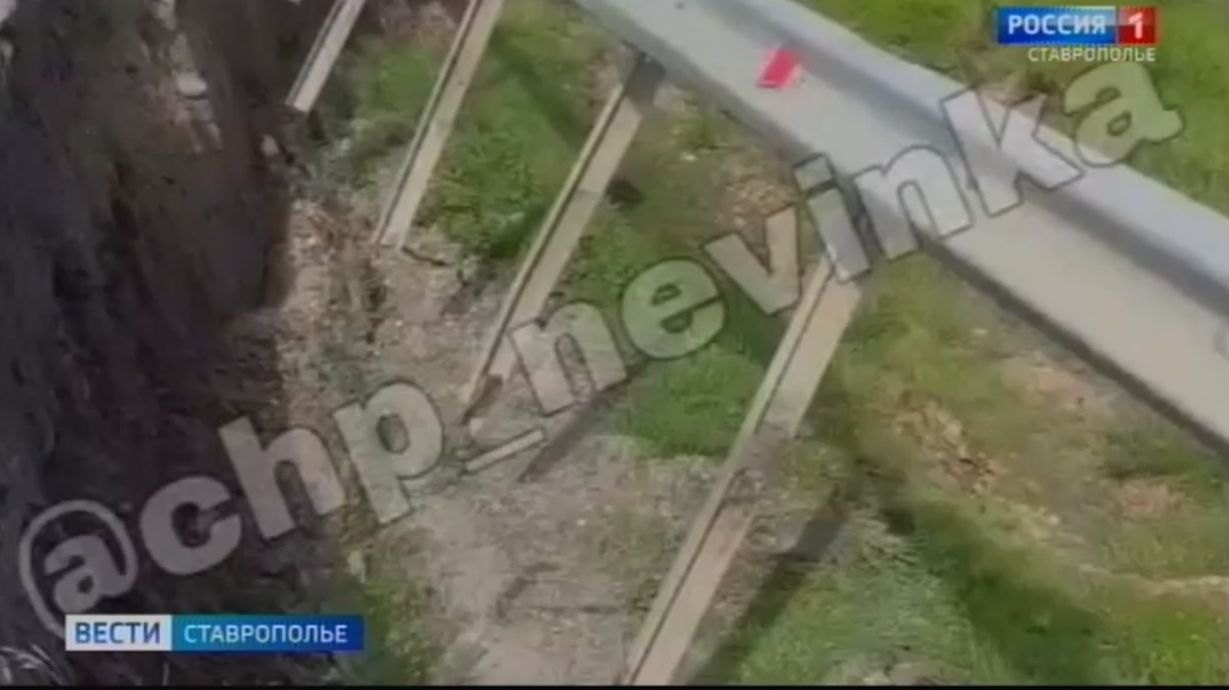 На Ставрополье дожди размыли обочину дороги в Кочубеевском округе