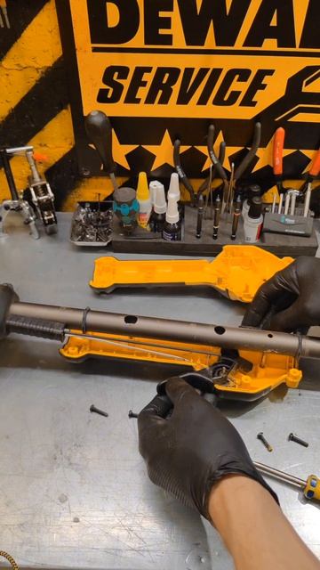Не запускается и дёргается триммер DeWALT DCM571 #деволт #tools #триммер #dewalt