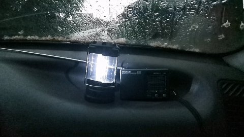 Слушаю радио в автомобиле во время грозы.