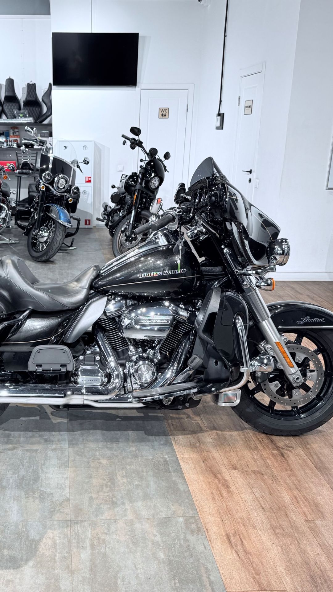 + 2017 HD Electra Glide 107 Ultra Limited Black Tempest 60K (VIN *5HD*8833)