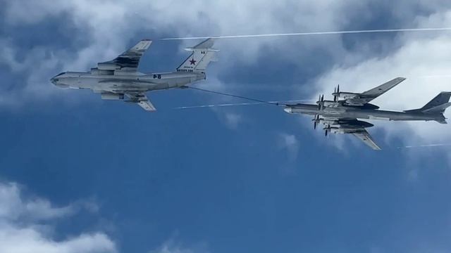 ИЛюша покормил Медведя. Дозаправка Ту-95