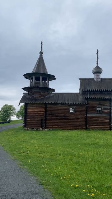 Деревянная,историческая церковь на острове Кижи в Онежском озере