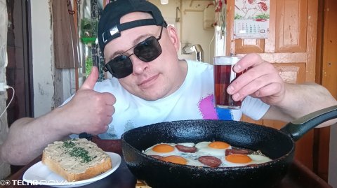 мукбанг/обжорыч/Яичница с колбасой/