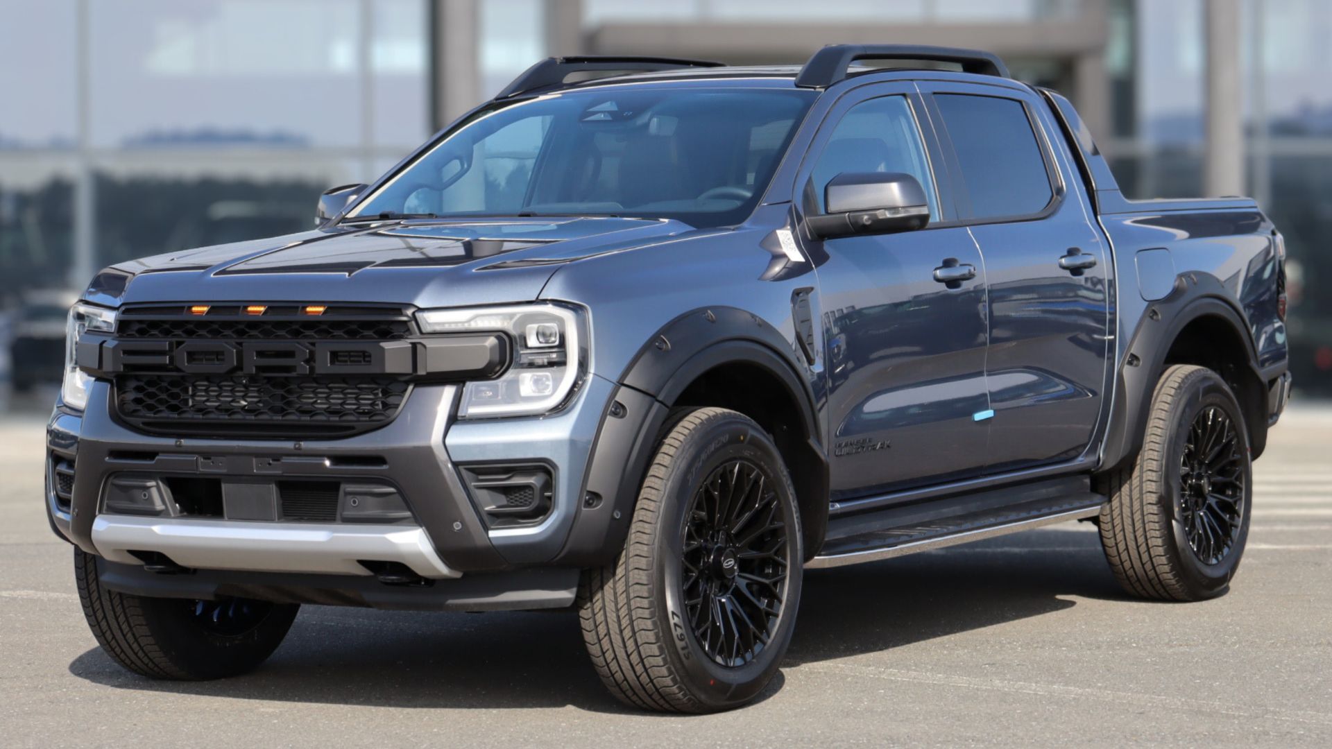 Пикап Ford Ranger Wildtrаk с обвecом Rарtоr - сeрый, c HДС, 2026