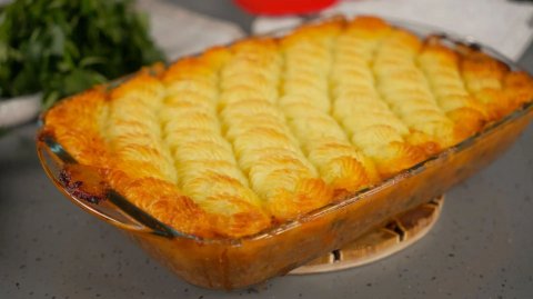 Вроде бы просто КАРТОШКА и ФАРШ, а ВКУСНО! Сочная, аппетитная запеканка, готовить просто и быстро!