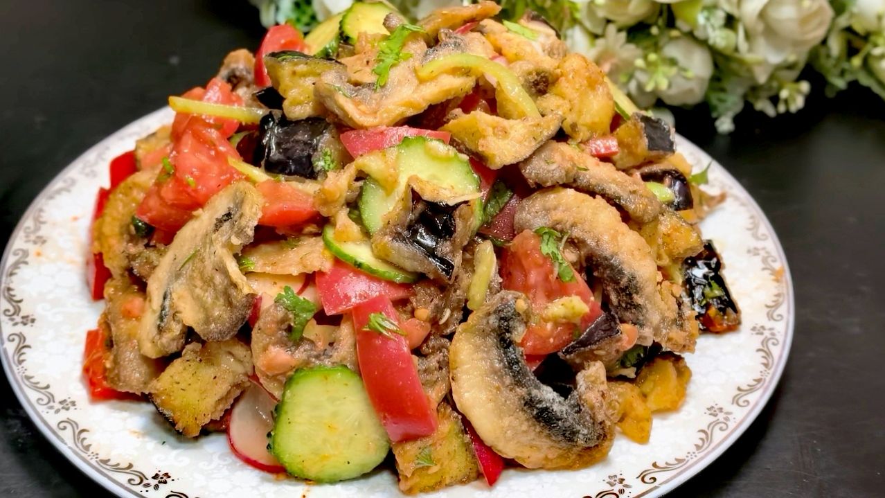 Салат с баклажанами и грибами: просто, быстро, вкусно.Летний салат свежими овощами