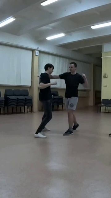 Защита от ножа с фиксацией руки.