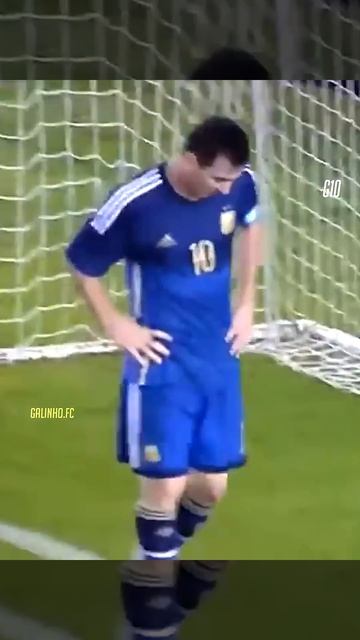 0 IQ Moments in Football 😂 #shorts (5)