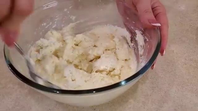 Предлагаю Вам вкуснейший творожный пирог с песочной крошкой. Обзор приготовления и рецепт