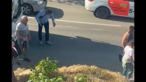 Цыгане толпой бьют водителя автобуса... Подробности в описании...