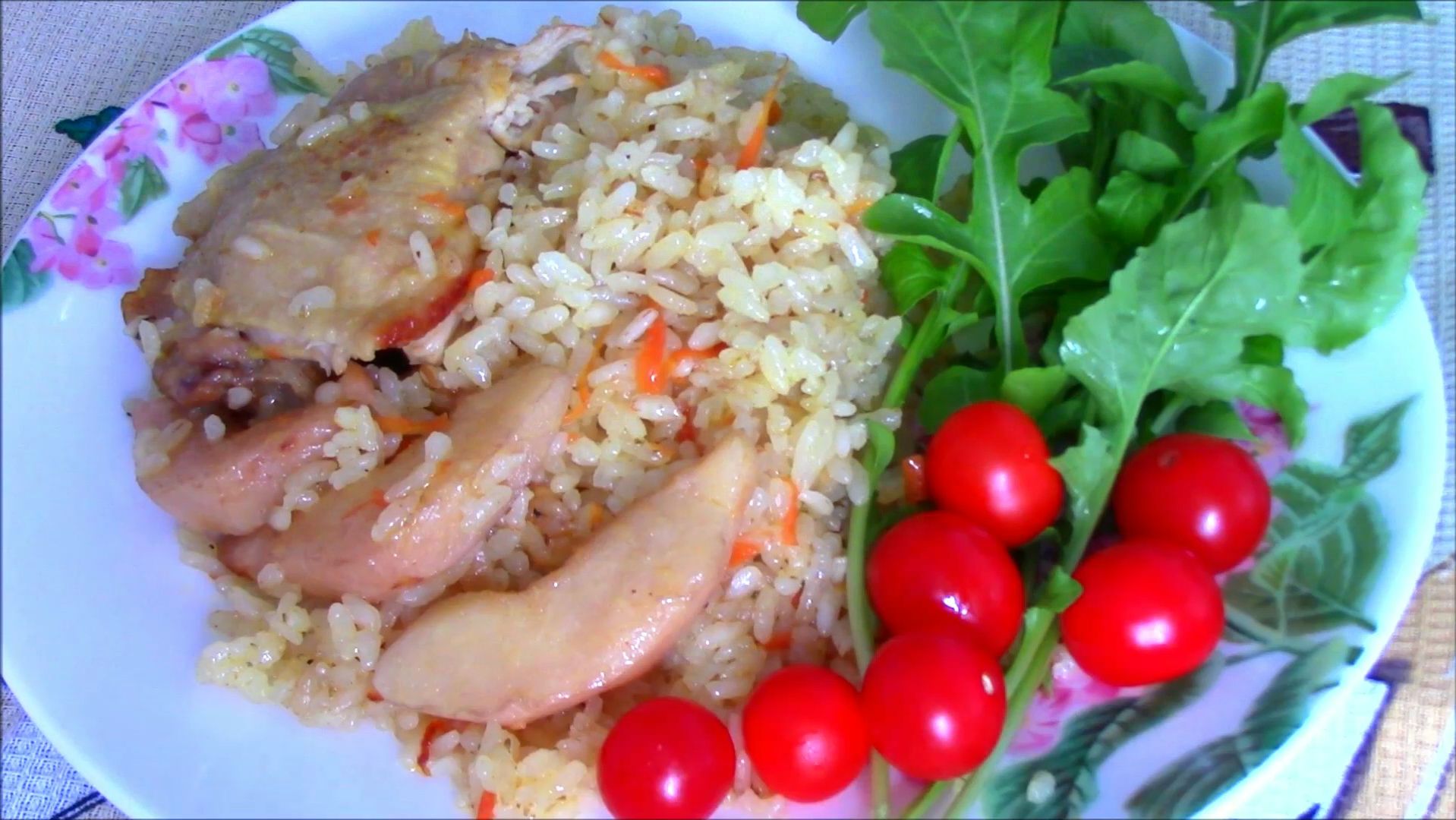 Ароматный плов с айвой и курицей.