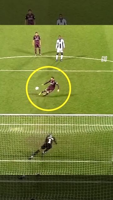 0 IQ Moments in Football 😂 #shorts (9)