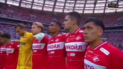 Команды и болельщики на стадионе «Лужники»