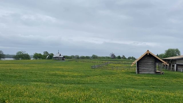Красивая церковь из дерева на острове Кижи .Карелия .Онежское озеро