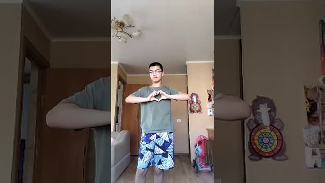 танцую под трек своих друзей