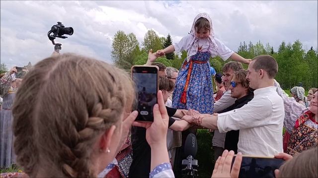 «Связывание земли»: древний обряд защиты льняного поля от злых сил 🌾✨
