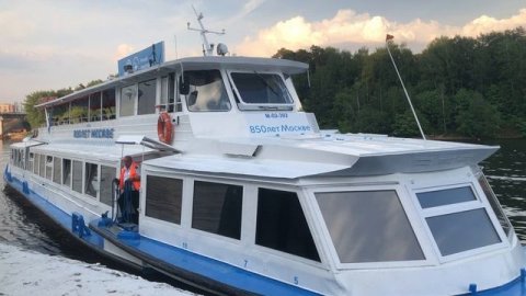 т/х 850 ЛЕТ МОСКВЕ швартуется в Химках