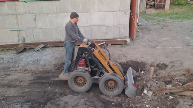 Мини погрузчик в работе ...