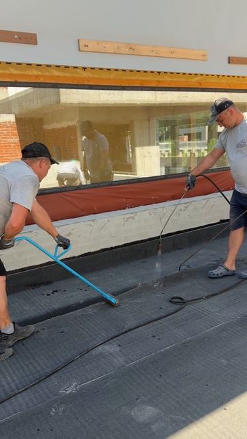 Укладка параизоляционного слоя #плоскаякровля #мишакрыша #плоскаякрыша #плоскаякровлямосква
