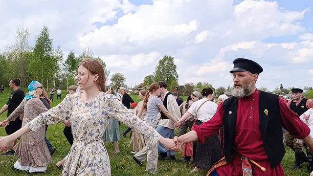 «Русский народный хоровод: Традиции, лён и единство поколений»
