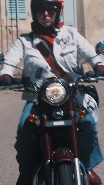 На новой Jawa по Франции? Всё прекрасно с Jawa!
