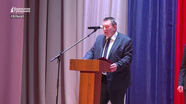 В Сельцо вручили свидетельства о регистрации новых гербов и флагов районов