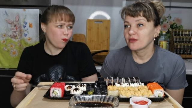 Мукбанг Роллы с Сестрой