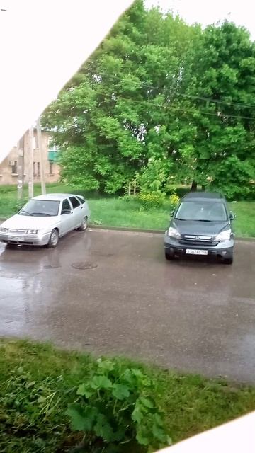 Который день уж дождь стучит по крыше. 🪟 В окошке сумрачно,  печально.