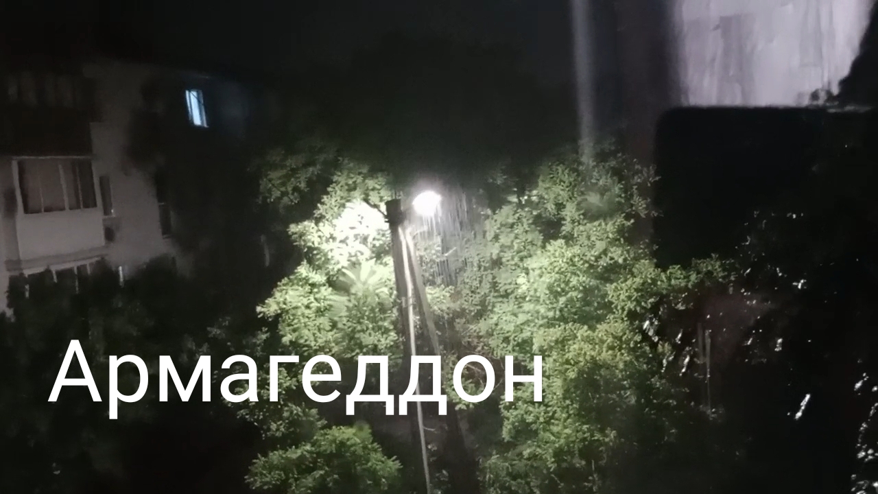 В Ейске циклон штормов, дождей и гроз.  цены на клубнику 250 р.