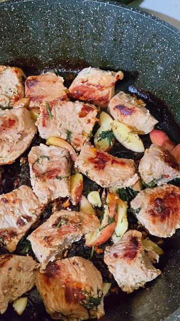 Жареное мясо с яблоками и чесноком #еда #рецепт #кухня