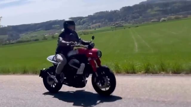 Мотоцикл Ява 730 Твин на дороге, в движении. #Jawa