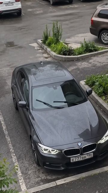 Смотреть на BMW с балкона — бесплатно...