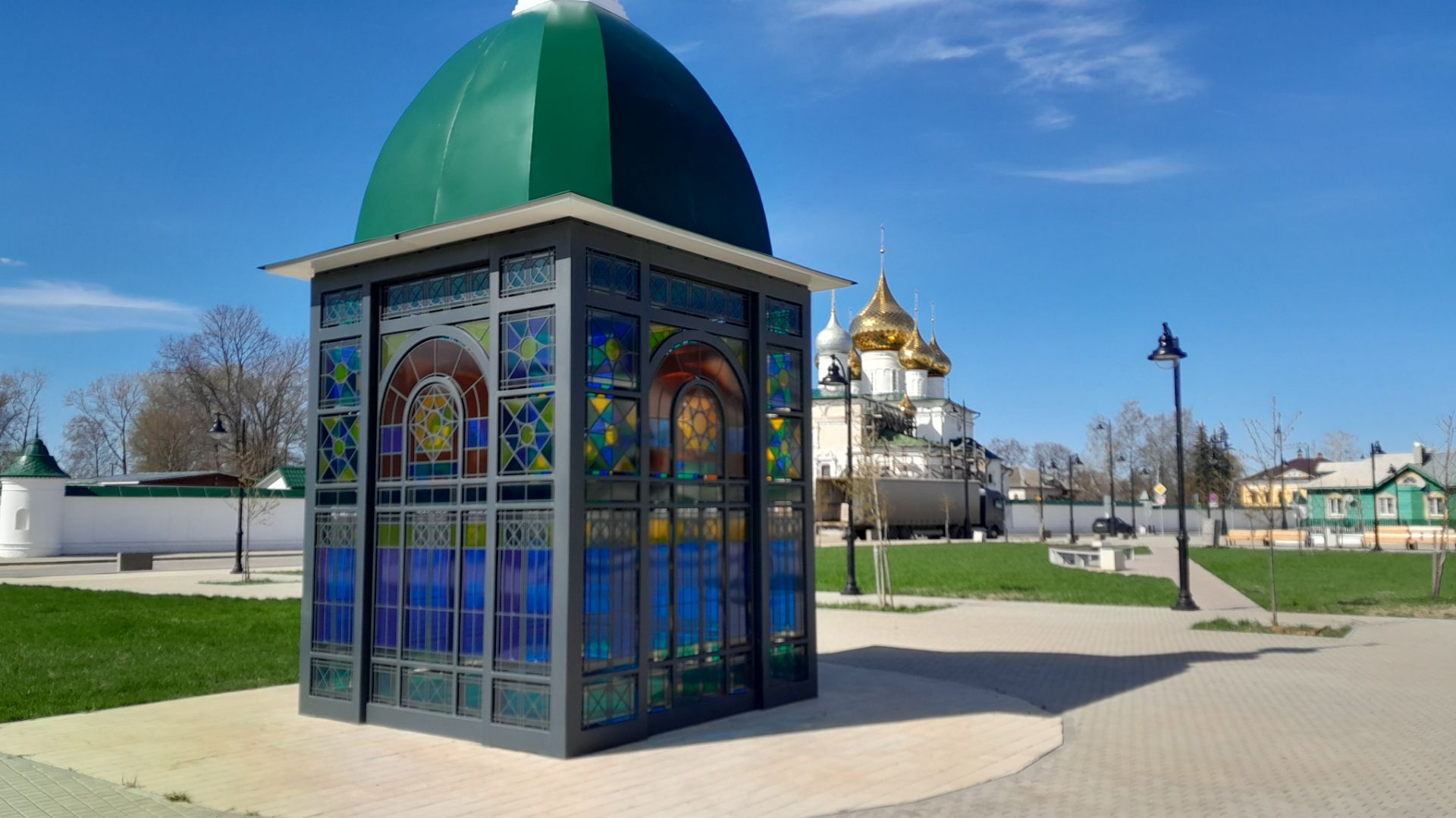 В Воскресенский монастырь и часовня с витражами. Углич.