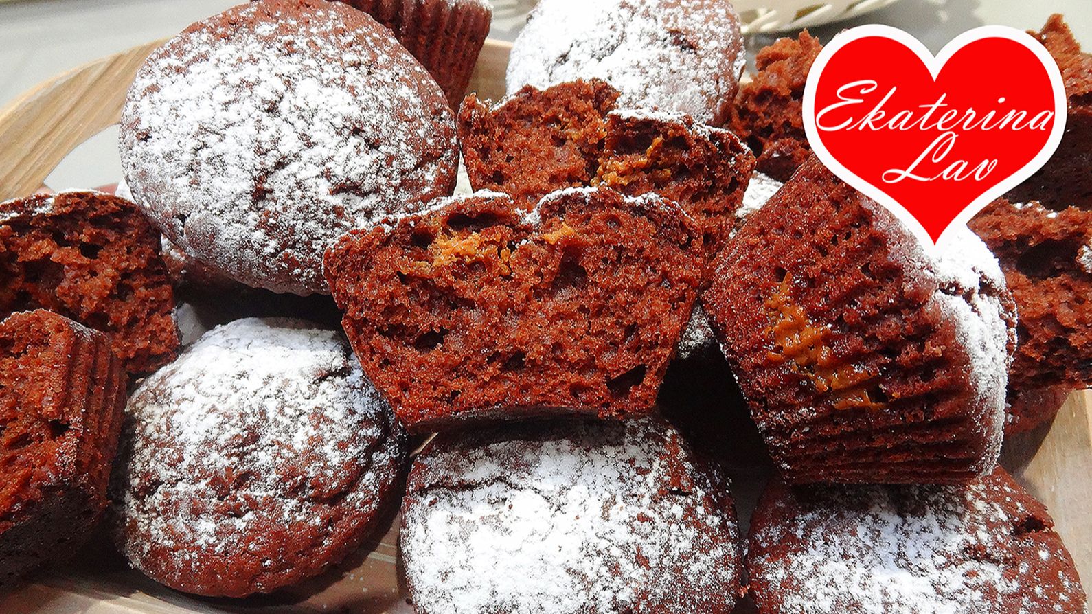 Мягкие ШОКОЛАДНЫЕ КЕКСЫ на кефире с начинкой! Простой рецепт быстрой вкусняшки к чаю!