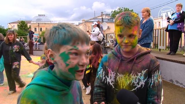 ЯРКОЕ НАЧАЛО ЛЕТА С ФЕСТИВАЛЕМ КРАСОК В БАЛАШОВСКОМ ПАРКЕ