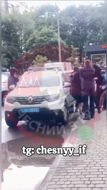 Ивано-Франковск: ветеран ВСУ с ампутированной ногой пытается помешать ТЦК и полиции похитить парня