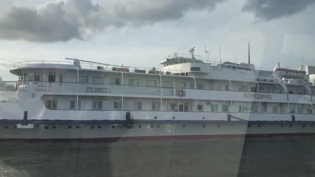 Подходим к ЮРВ мимо т/х БОРОДИНО